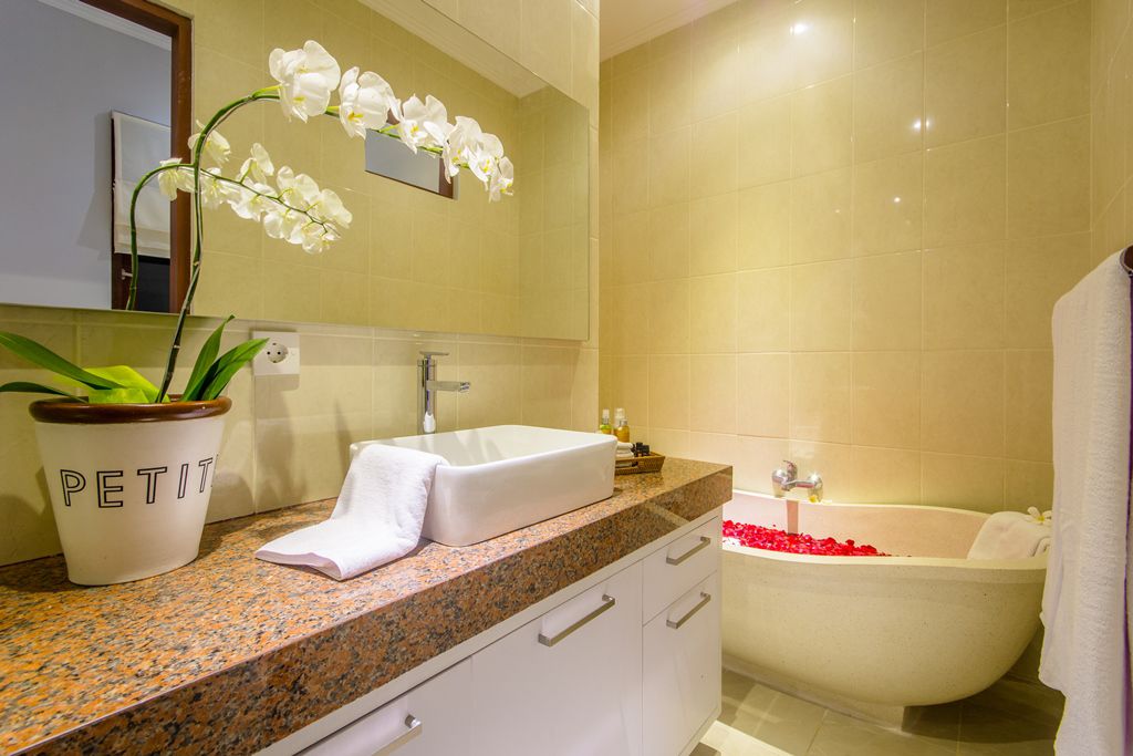 Golden-Palm-Villa-Canggu-Family-Bathroom-2nd-Floor